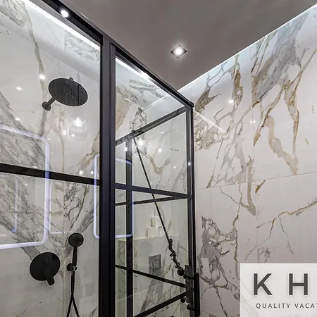 Designer's Penthouse, View! + Car Offer