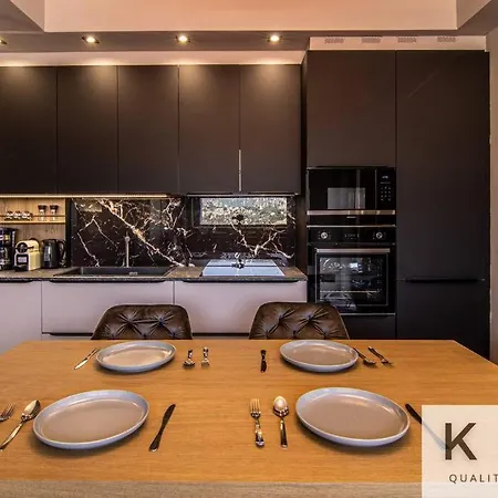 Designer's Penthouse, View! + Car Offer Apartment